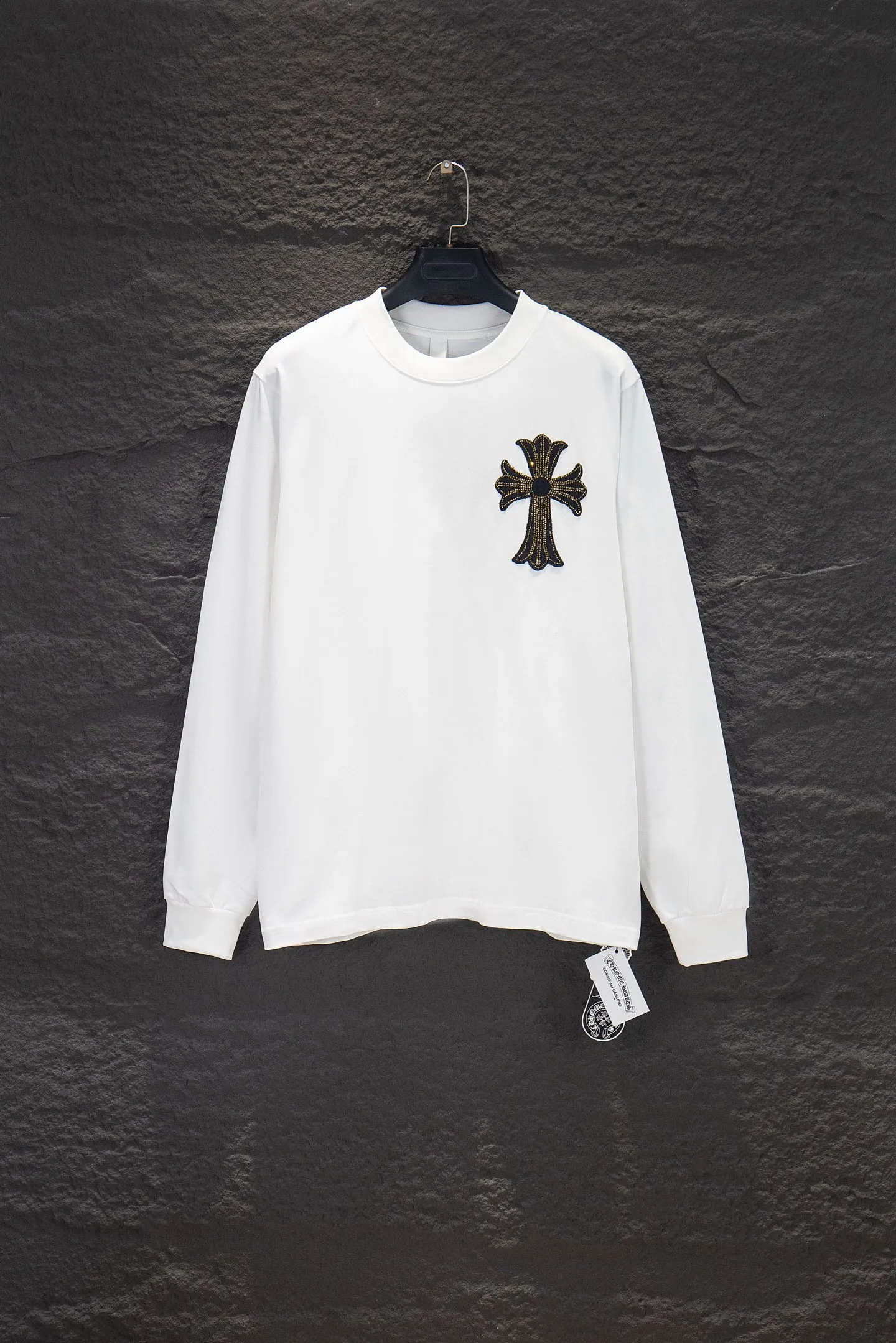 P230 🆕Chrome Hearts os version is really charming and Chrome Hearts is really a must-have. Each season's new version is made to the extreme. It is very practical and can be worn casually. Nice✔️ - ⚠️100% cotton. It is made of 21 double yarns, 300g weight fabric and imported knitted carded cotton. It has moderate thickness, drape and contour, and the upper body is comfortable! ! It is very tolerant to fat body types and can instantly lose five pounds after wearing it!  Specially ordered many Austrian hot diamonds, which have the bling bling effect of natural crystals under the light, with multi-faceted reflective points, and the production cost is extremely high. The laser molding includes a computer engraving machine and a laser machine, which are accurate in units of particles. Finally, it is hot and set at high temperature. After the hot ironing, the firmness needs to be tested repeatedly on the hot stamping. It can show colorful reflections under the light. The collar webbing extends to the shoulders for reinforcement, and the stitching at the joints. The hem and cuffs are all made with 0.2mm gauge double-thread turning. They are carefully produced at a high cost. The attitude of making goods with a magnifying glass restores the quality and effect of the product. The full set of customized accessories is only used to present every detail to customers. Film printing, 50,000 positioning, is very time-consuming. The body is treated with hot diamond elements, which greatly increases the interest of the clothing; unique visual effects. After special treatment, a unique effect is formed. An irregular hem is added to the version. This year's Kroxin is the main version. In the past two years, the oversize version has become the focus of the trend and has been a popular staple in the past two years. The change of designers has made this brand an instant hit. The progressive fashion of the times also needs the blood impact of fresh elements and trendy designs in order to continue its glory! It’s stylish both inside and outside, a must-have for high street travel! An absolute "eye-catching style" that can match couples 💏 Color: Black White Size: S M L XL